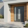 Moderne Haustür mit Holzverkleidung und großem Fenster Eine moderne Haustür mit einer Kombination aus Holz und Glas, umgeben von einer eleganten Fassade und einer kleinen Gartenanlage. Die Tür ist dunkelgrau mit langen Metallgriffen.