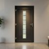 Eine moderne Haustür mit einem schmalen Glasfenster und einem silbernen Türgriff. Der Eingangsbereich ist hell und minimalistisch eingerichtet.